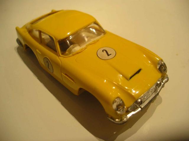 ASTON MARTIN AMARILLO MADE IN ENGLAND