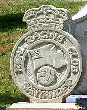 Escudo tallado en piedra del equipo de ftbol Real Racing Club de Santander.