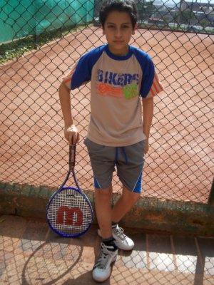 sebas en su clase de tennis sebas en su clase de tennis
