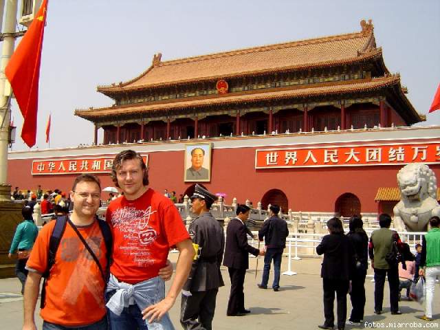 Alberto & Dani en la plaza de Tiananmen