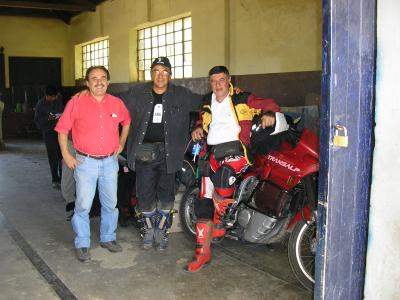 Estacion de tren Villazon ,cargando motos al tren