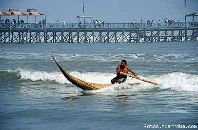 HOMBRE CON SU CABALLITO DE TOTORA EN LA PLAYA HUANCHACO