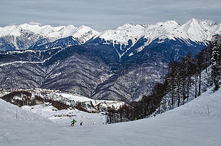 24656701-pista-de-esqua-ola-mpico-de-rosa-khutor-sochi-rusia