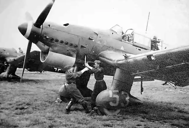 Ju87_B-1_53_mechanics_using_a_hand_crank_to_start_the_engine