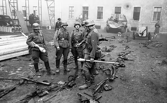 Soldados de las SS con Panzerfaust contemplando las armas capturadas a los hngaros en el castillo de Buda