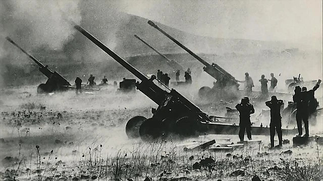 bateras israelies de 155 mm. disparando contra posiciones sirias en octubre de 1973.