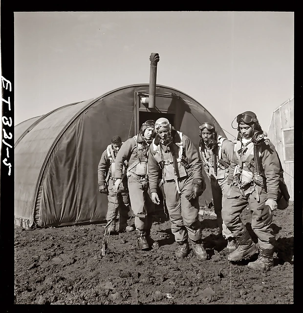 Pilotos de combate del 332 escuadrón en la WWII con base en Ramitelli en Italia Pilotos de combate del 332 escuadrón en la WWII con base en Ramitelli en Italia