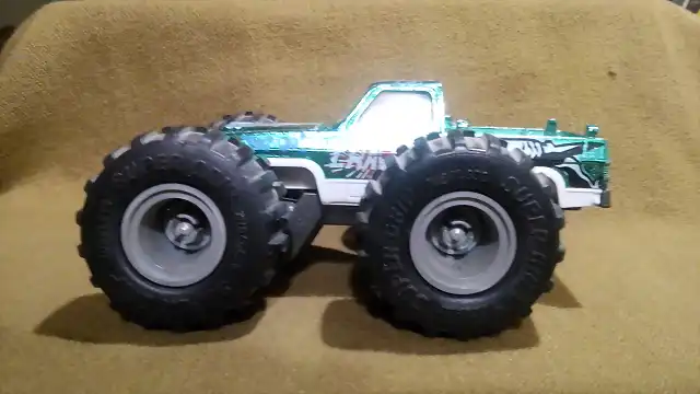 Chevy Silverado 4x4 Monster MAJORETTE (5)