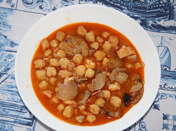 Garbanzos con turmas y bacalao