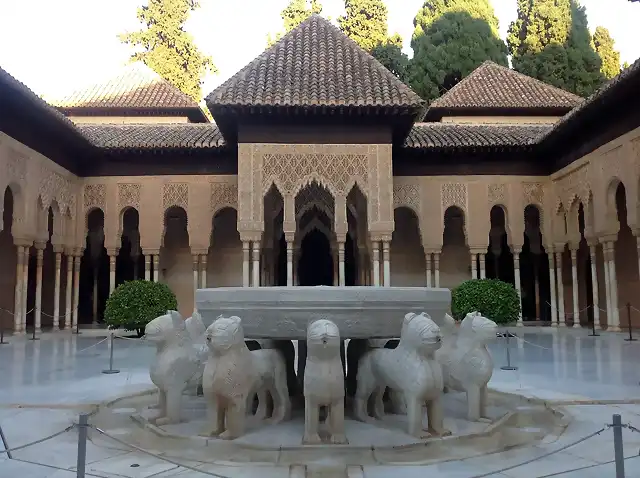 Patio_de_los_Leones._Alhambra_de_Granada._Spain.