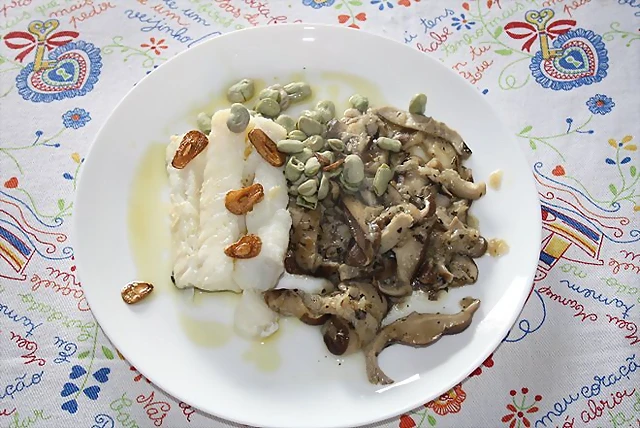 Pescado con habas y setas Pescado con habas y setas