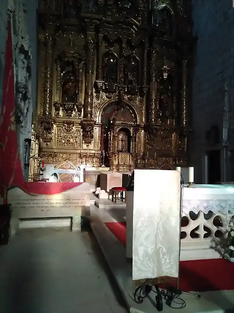 Tumba de Fernán González juanto al Altar