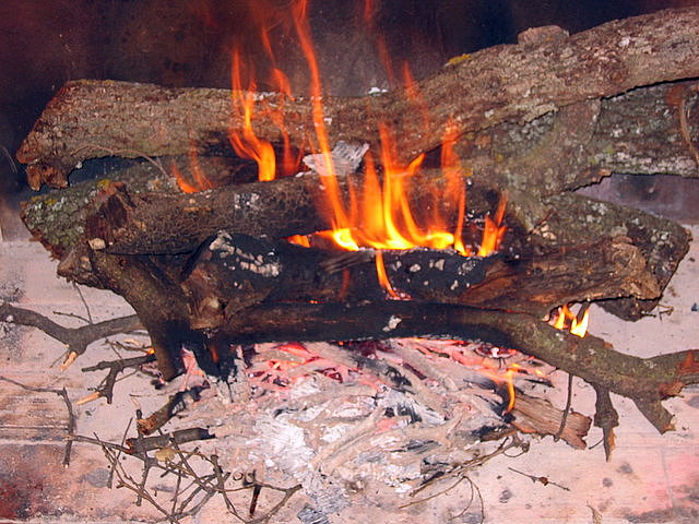 Preparando el fuego para las migas (torrealver)