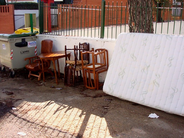Muebles nuevos en la calle de RT.-Fot.J.Ch.Q.-18.01.10