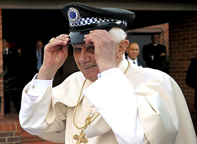 con la gorra de los policias