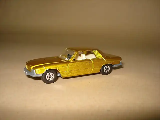 mercedes dorado