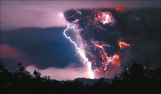 Chaiten. Volcan en erupcion 1