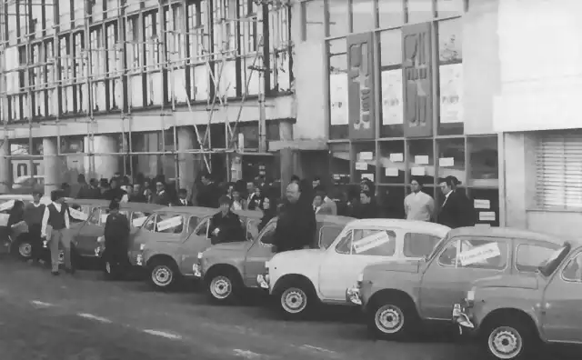 Rosario - Provinz Santa Fe, die Volksbibliothek Constancio C. Vigil, zeigt vor ihren Geb?ude, die Fiat 600 die sie im Rahmen ihrer Tombola verloste, 1975