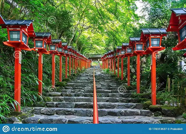 el-poste-de-luz-rojo-tradicional-en-santuario-kifune-kioto-jap?n-170313637