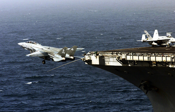 F-14 Tomcat despegando desde su portaviones
