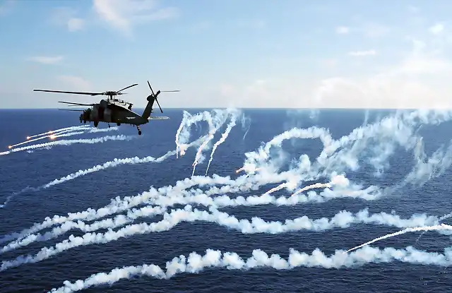 Sikorsky MH-60S SeaHawk lanzando bengalas. Ao 2012