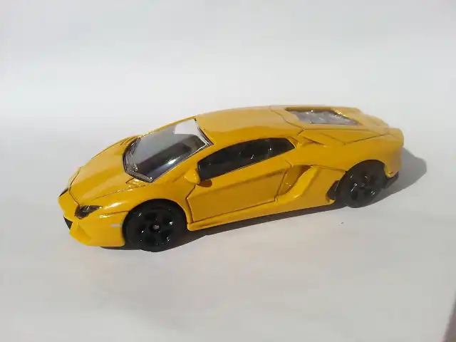 LAMBORGHINI AVENTADOR