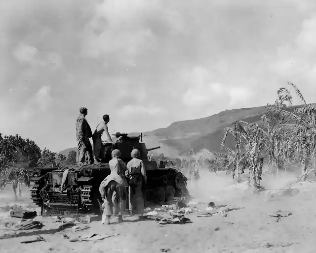 Miembros de la Segunda Divisin de Marines con un tanque medio japons Chi Ha. Saipan 1944