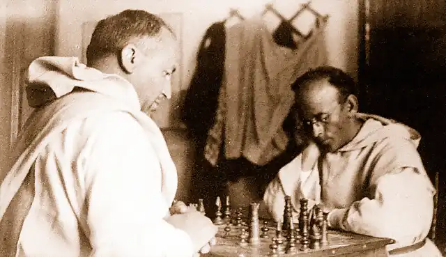 dominicos disputando una partida de ajedrez
