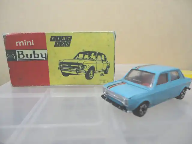 12 Fiat 128 celeste con rayas (serie 10)