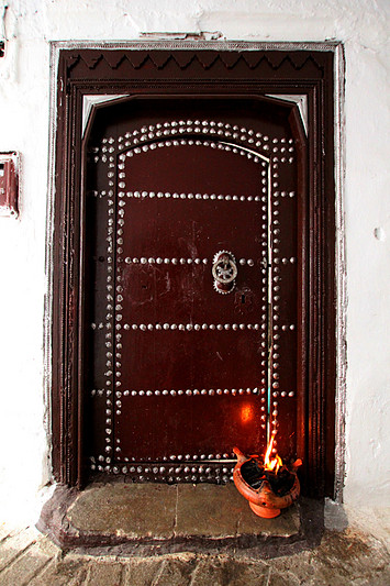 Tetu?n. Puerta de la medina con su fuego para cocinar.