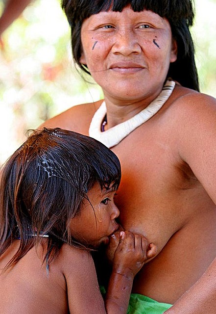 12-indigenous-baby-nursing-esp