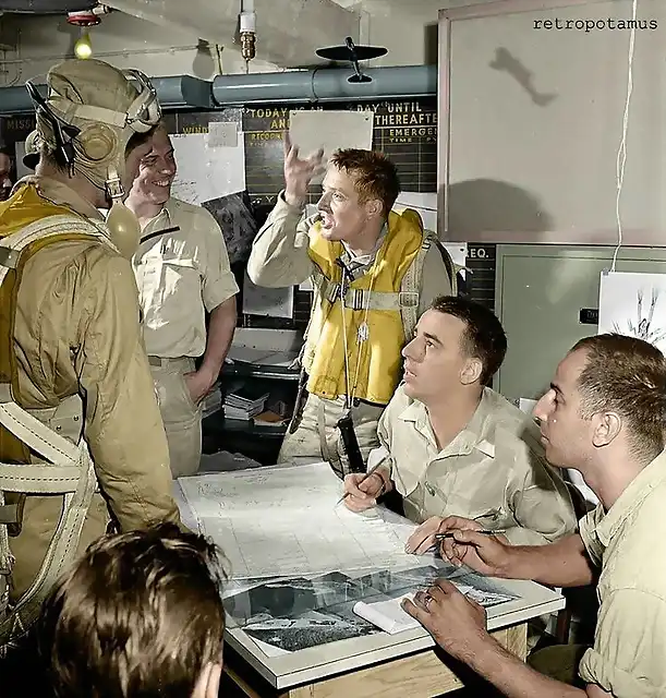Pilotos del USS Yorktown explicando la accin del bombardeo en la isla Wake. Octubre 1943