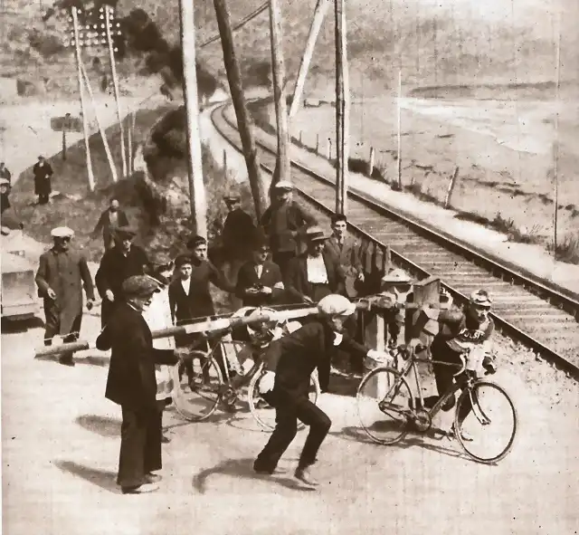 1925 - Milan-San Remo. Las barreras ni impedir?n a Constante Girardengo ganar su 5? 'primavera'.