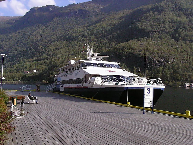 MS_Solundir_in_Aurlandsfjorden