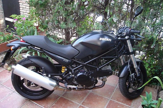 Ducati Monster 695 Dark_1