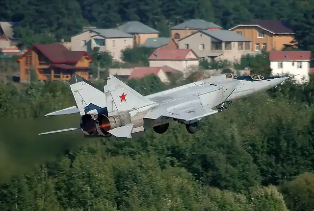 Mikoyan-Gurevich_MiG-25UB,_MAKS_2005