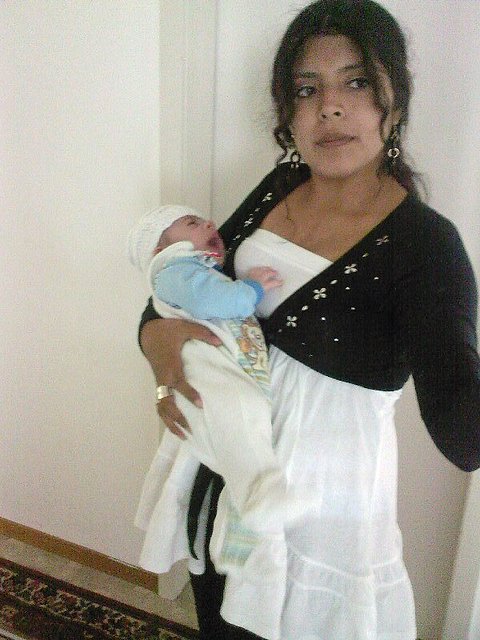 Con el bebito de mi vecina leoncito