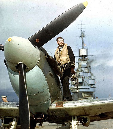 Piloto de un Seafire del HMS Indomitable en el Pacífico. El Seafire era la versión em barcada del Spitfire Piloto de un Seafire del HMS Indomitable en el Pacífico. El Seafire era la versión em barcada del Spitfire