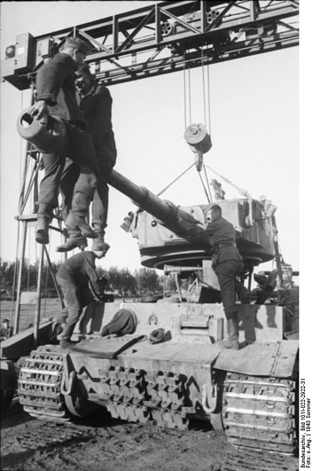 Bundesarchiv_Bild_101I-022-2922-31,_Russland,_Reparatur_Panzer_VI_'Tiger_I'