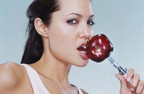 angelina-jolie-eating-apple angelina-jolie-eating-apple