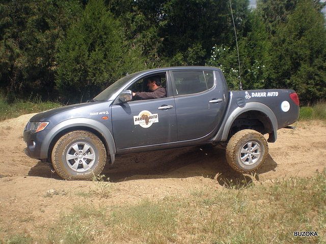 la l 200 estirando la patita