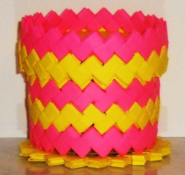 Caja mediana rosa fucsia y amarillo