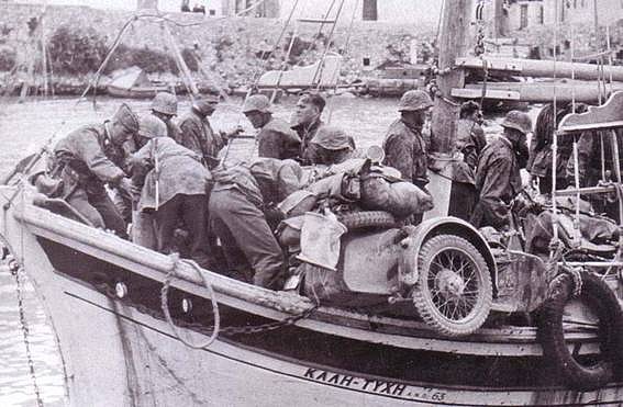 Tropas del LSSAH embarcando vehculos y armamento antes de iniciar su travesa a travs del Golfo de Patras.