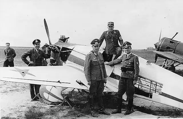 www.wikipedia.com 00px-Operation_Barbarossa_-_Germans_inspect_Russian_plane