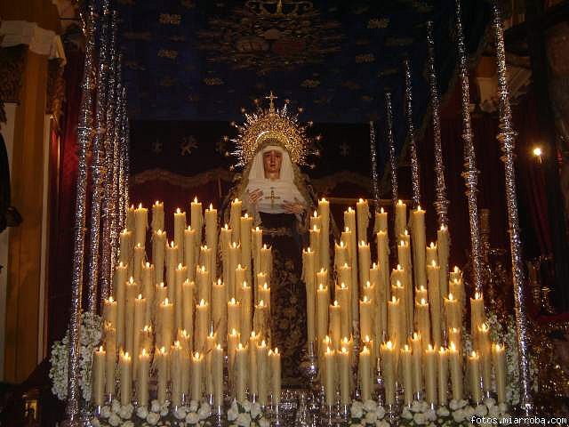 LA VIRGEN CON DIADEMA EN EL PASO