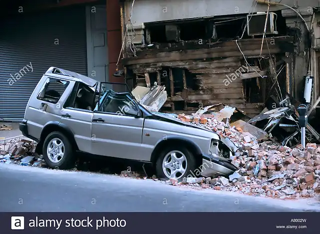 los-estados-unidos-nueva-orleans-louisiana-un-land-rover-aplastado-que-cayo-victima-de-los-escombros-cayendo-despues-del-huracan-katrina-a8002w