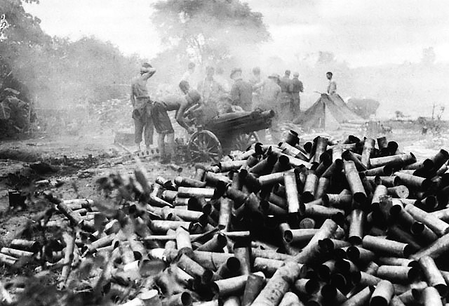 cañón Howitzer de 75 mm. en el asedio a las posiciones de Galahed's en Myitkyma(Burma)