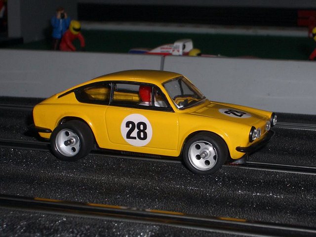 seat 850 coupe amarillo