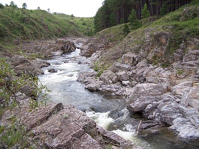 ARROYO CON MUCHAS PIEDRAS