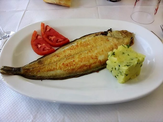 Solla con papas aliñas Solla con papas aliñas